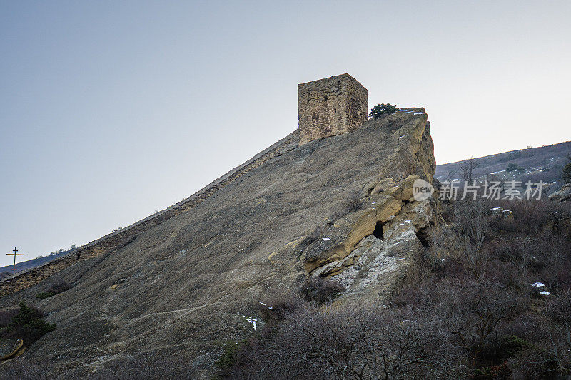 冬天，David Gareja修道院内的防御工事塔。格鲁吉亚的卡赫蒂地区